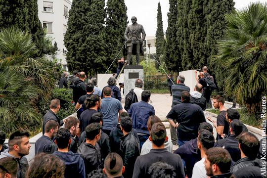 В Греции в знак протеста против ударов по Сирии попытались снести статую Трумэна