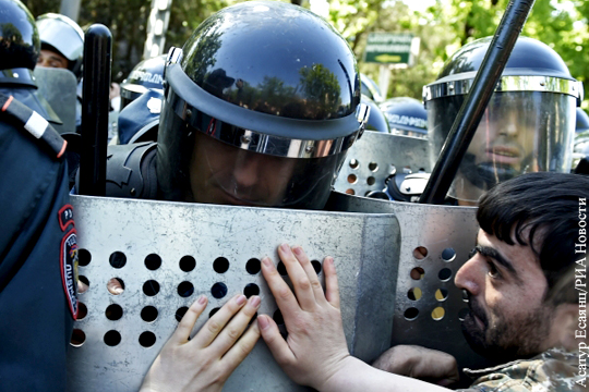 В Ереване в ходе стычек сторонников оппозиции с полицией задержаны 30 человек