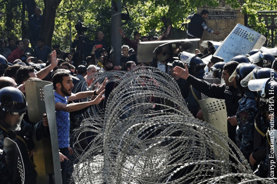 В армянском Гюмри произошли стычки между протестующими и полицией