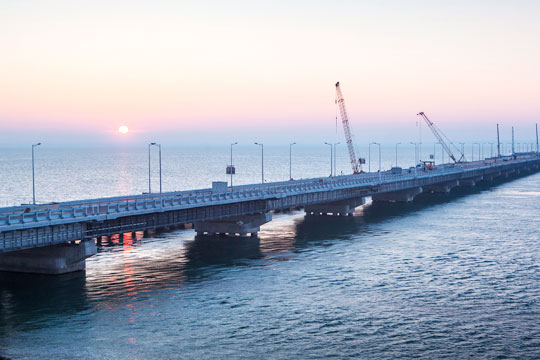 Грузовики не могут начать движение по Крымскому мосту из-за спора