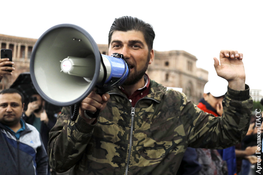 К протестующим в Ереване присоединились военные