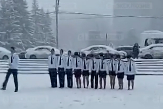 Маршировавшие по снегу в летней обуви уральские школьницы победили в конкурсе