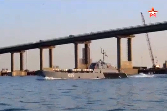 Опубликовано видео прохода российских боевых кораблей под аркой Крымского моста