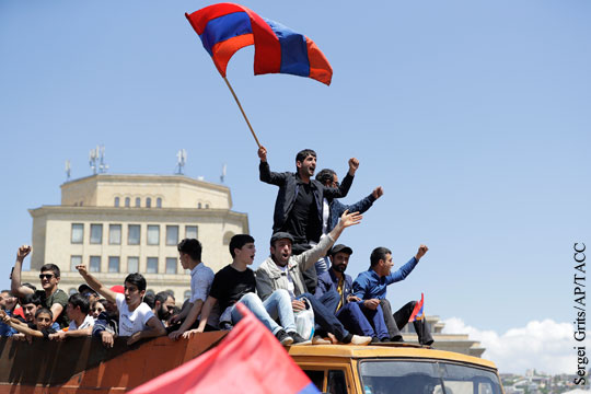 Протестующие в Армении перешли к «насилию над людьми»