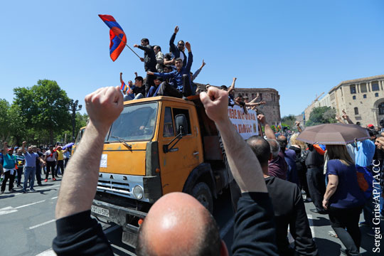 Протестующие в Армении начали применять против депутатов меры физического воздействия