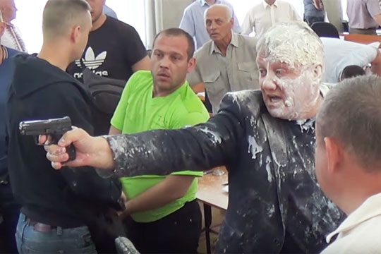 Украинский депутат с пакетом кефира на голове устроил стрельбу в горсовете 