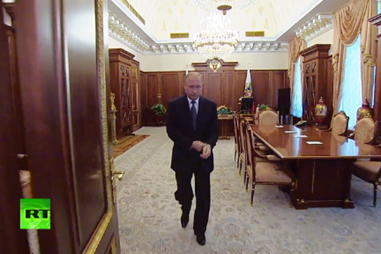 Путин вышел из рабочего кабинета в Кремле на инаугурацию