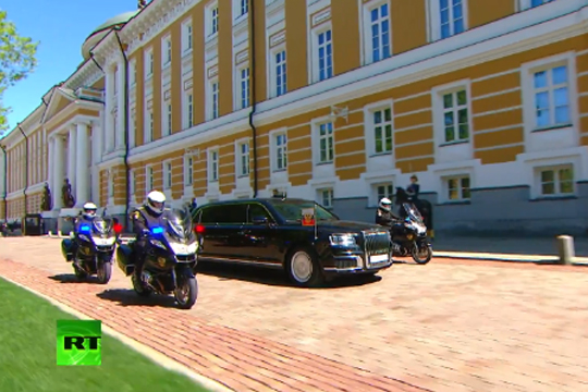 Путин приехал на инаугурацию на лимузине проекта «Кортеж»