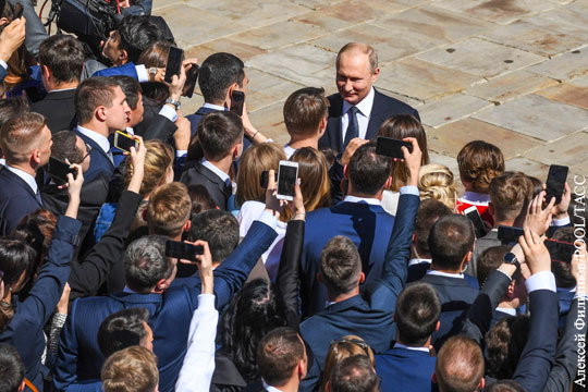 Симоньян покоробили селфи на фоне Путина