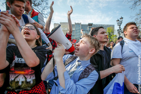 На видео с акций Навального увидели работу провокаторов