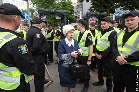 Полиция отняла георгиевскую ленточку у участника акции «Бессмертный полк» в Киеве 