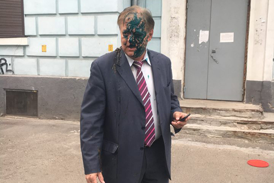 Украинские радикалы облили нечистотами и зеленкой главу отделения Россотрудничества