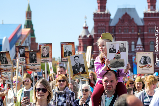 «Бессмертный полк» в Москве побил рекорд, собрав миллион участников
