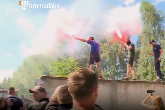 Украинские неонацисты напали на дом совладельца телеканала «Интер»