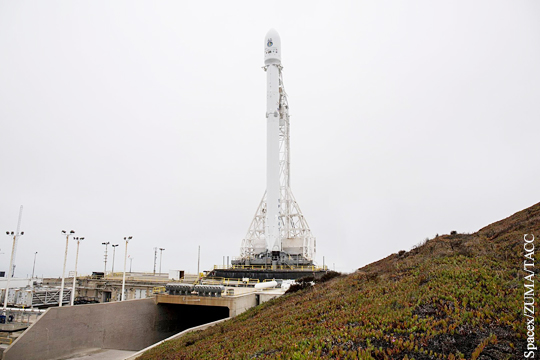 Запуск новой модификации ракеты Falcon-9 отменили в США за минуту до старта