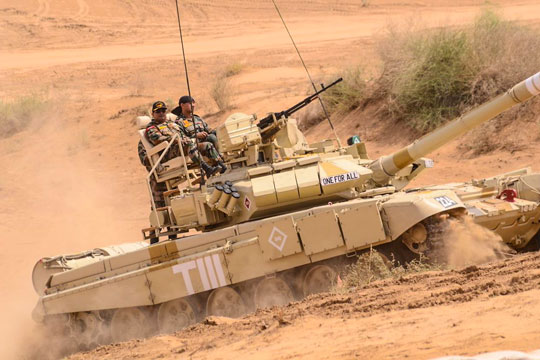 На танке Т-90 в Индии установили кресла для VIP-персон
