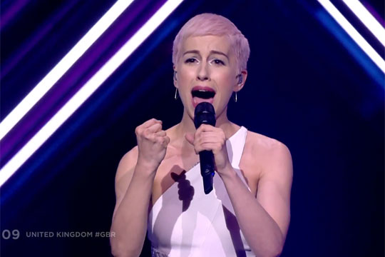 У британской певицы во время выступления на «Евровидении» отобрали микрофон