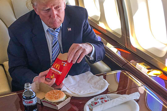 Трамп выбрал новый способ употребления бургеров