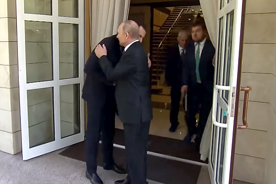 Асад обнял Путина и поблагодарил российских военных