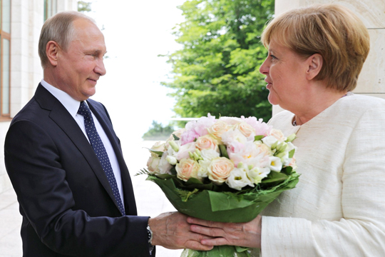 Яровая объяснила немцам значение подаренного Путиным Меркель букета цветов