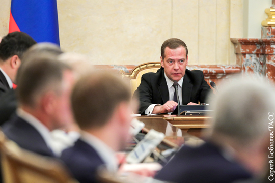 Медведев отметил стеснительность новых членов кабинета министров