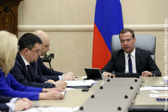 Медведев поручил за полтора месяца найти деньги на выполнение суперуказа