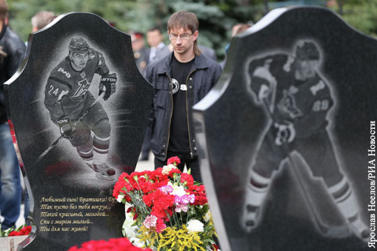 Могилы погибших в крушении хоккеистов «Локомотива» осквернили в Ярославле