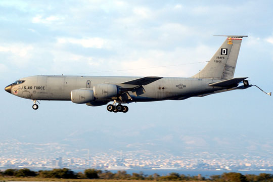 Шины самолета ВВС США лопнули при посадке