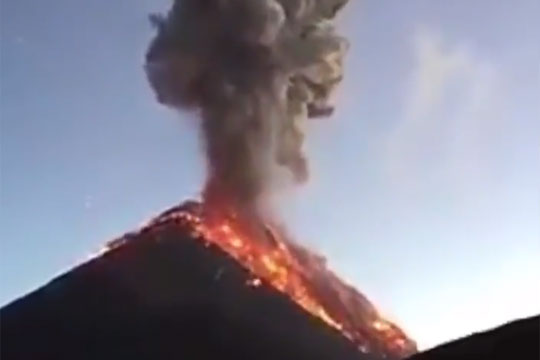 В результате извержения вулкана в Гватемале погибли 25 человек