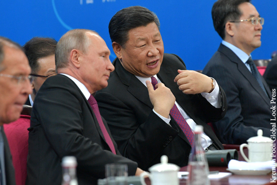 Си Цзиньпин преподнес Путину подарки
