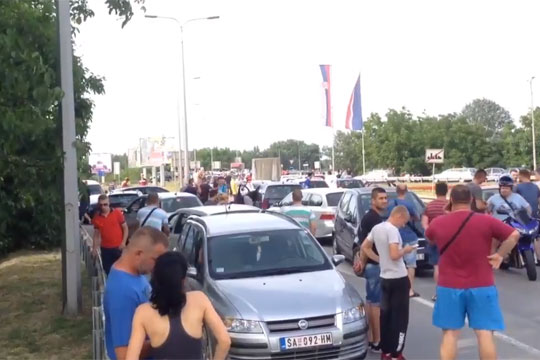 Минобороны Сербии заявило о повторе в стране украинского «автомайдана»
