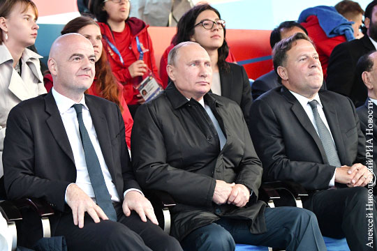 Путин пришел на концерт по случаю старта ЧМ-2018 на Красной площади