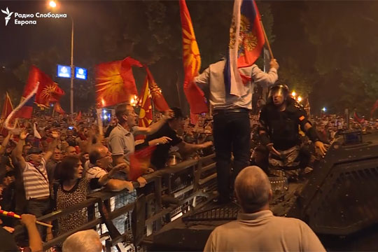 Во время протестов в Македонии над полицейским джипом подняли флаг России