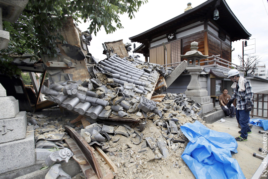В результате землетрясения в Японии погибли трое и пострадали более 200 человек
