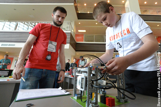 Российские школьники и студенты соревнуются в роботостроении на олимпиаде в Татарстане