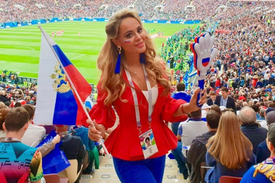«Миссис Россия» выиграла Bentley на матче против Уругвая