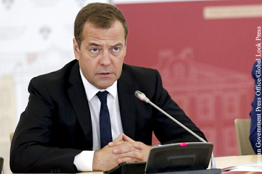 Медведев поручил подготовить ответ на пошлины США