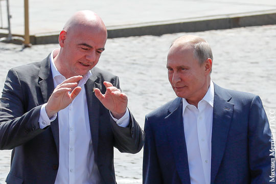 Путин пришел в Парк футбола на Красной площади