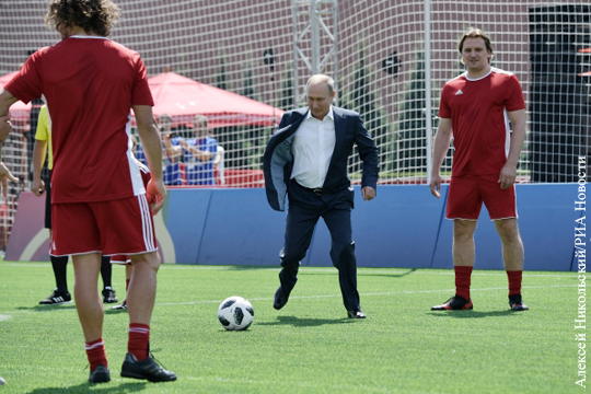Путин и Инфантино сыграли в футбол на Красной площади