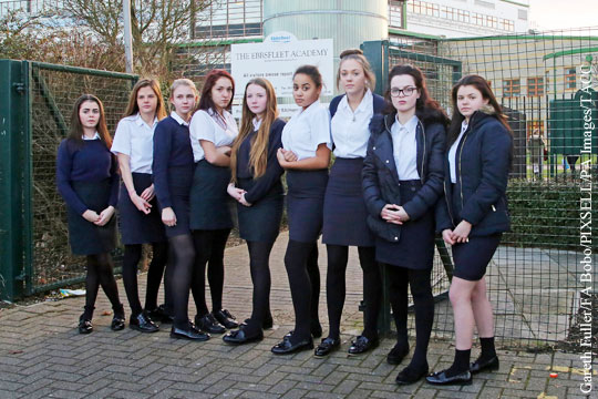 Британским школьницам запретили носить юбки из-за чувств трансгендеров