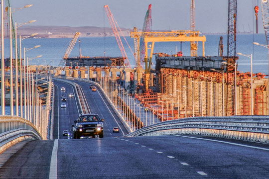ЕС увязал продление санкций против России с Крымским мостом