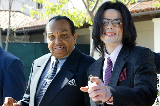 Отца Майкла Джексона обвинили в кастрации сына