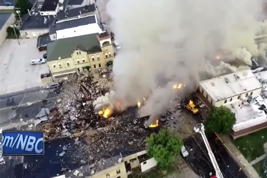 В американском городе взрыв разрушил несколько зданий