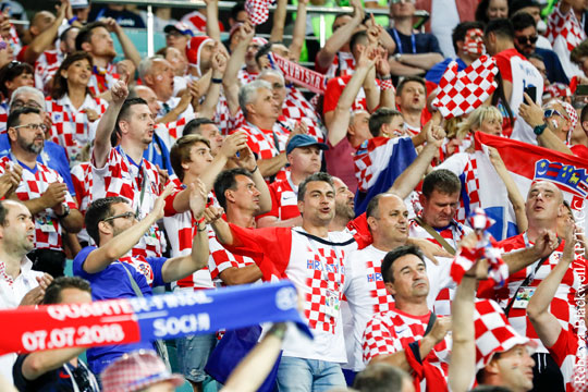 Болельщики из Хорватии развернули в Москве флаг с благодарностью России