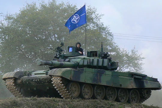 Члены НАТО договорились избавиться от советских вооружений