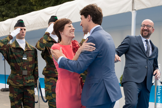 Поцеловавший чужую жену премьер Канады взбудоражил соцсети