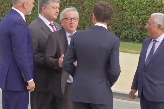 «Пьяный» Юнкер едва не упал на Порошенко на саммите НАТО