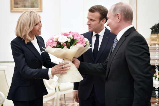 Путин подарил жене Макрона цветы