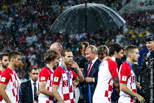 В Кремле объяснили ситуацию с зонтом над Путиным на финале ЧМ