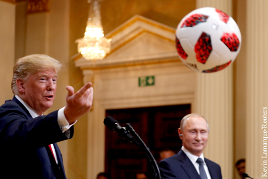 NYT: Трамп забил голы в свои ворота подаренным Путиным мячом